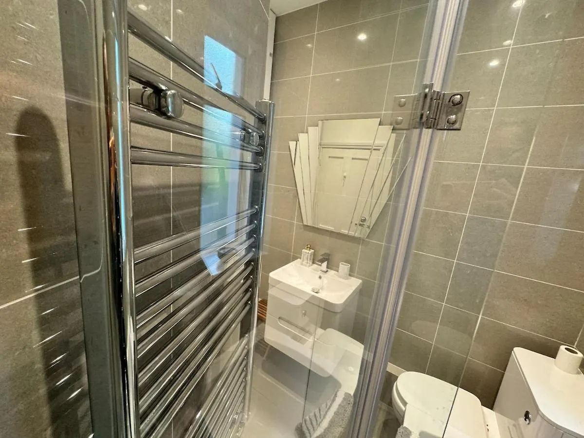 Exceptionally Large Newly-Refurbished 1-Bed Flat In Hither Green Londra