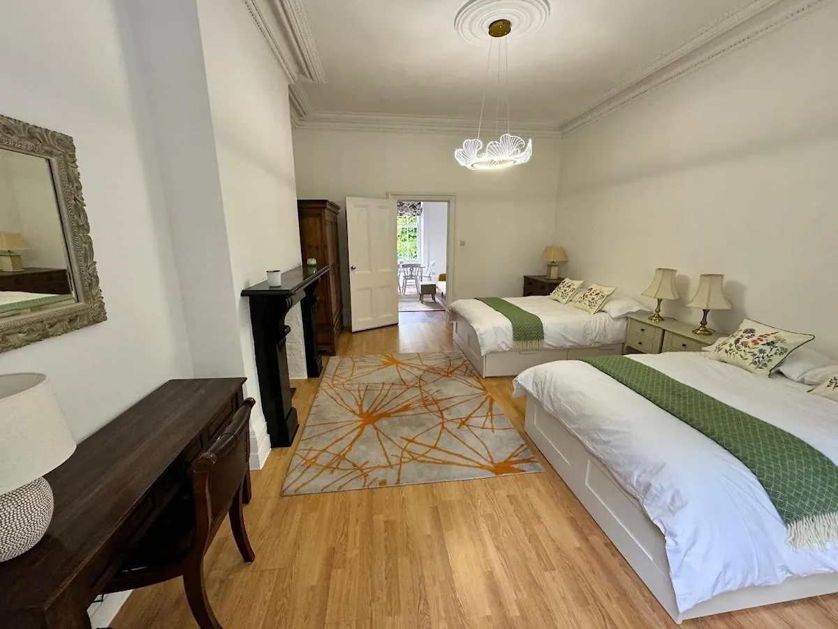 Exceptionally Large Newly-Refurbished 1-Bed Flat In Hither Green Londra