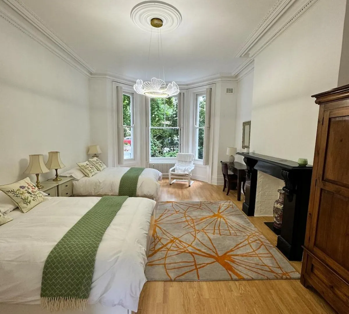Exceptionally Large Newly-Refurbished 1-Bed Flat In Hither Green Londra