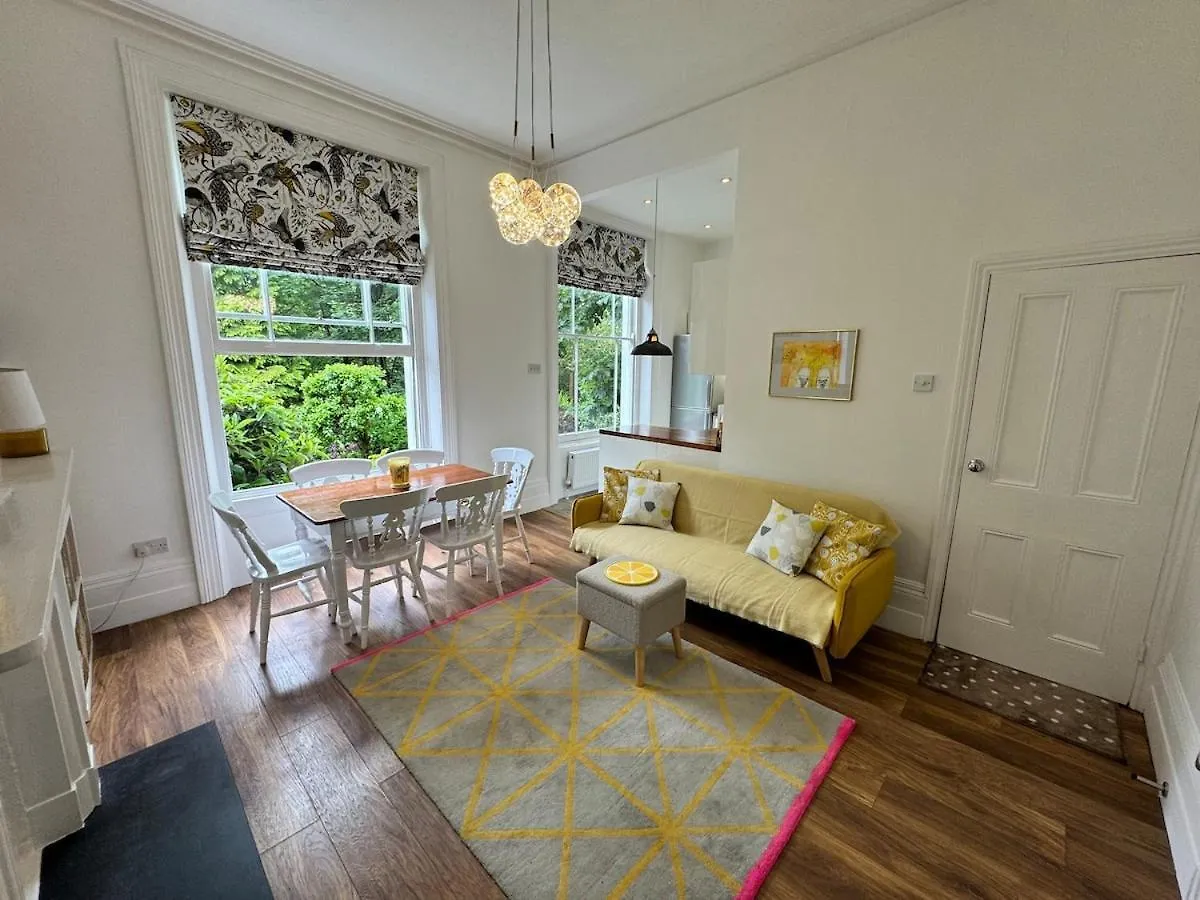 Exceptionally Large Newly-Refurbished 1-Bed Flat In Hither Green Londra