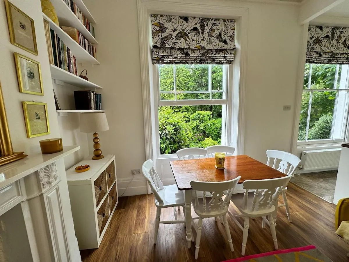 Exceptionally Large Newly-Refurbished 1-Bed Flat In Hither Green Londra